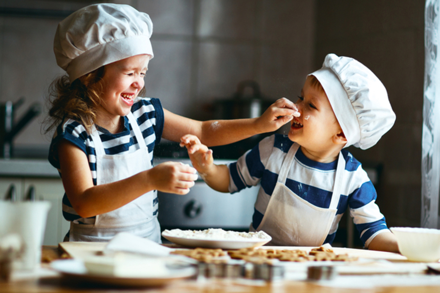 Pieczenie ciasteczek – pomysł na jesienne wieczory z dziećmi